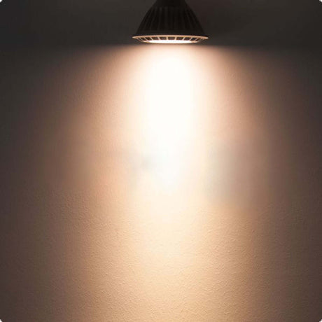 LED PAR38 E27 230V 16W 30° warmweiß dimmbar strahlt warmes Licht an die Wand.