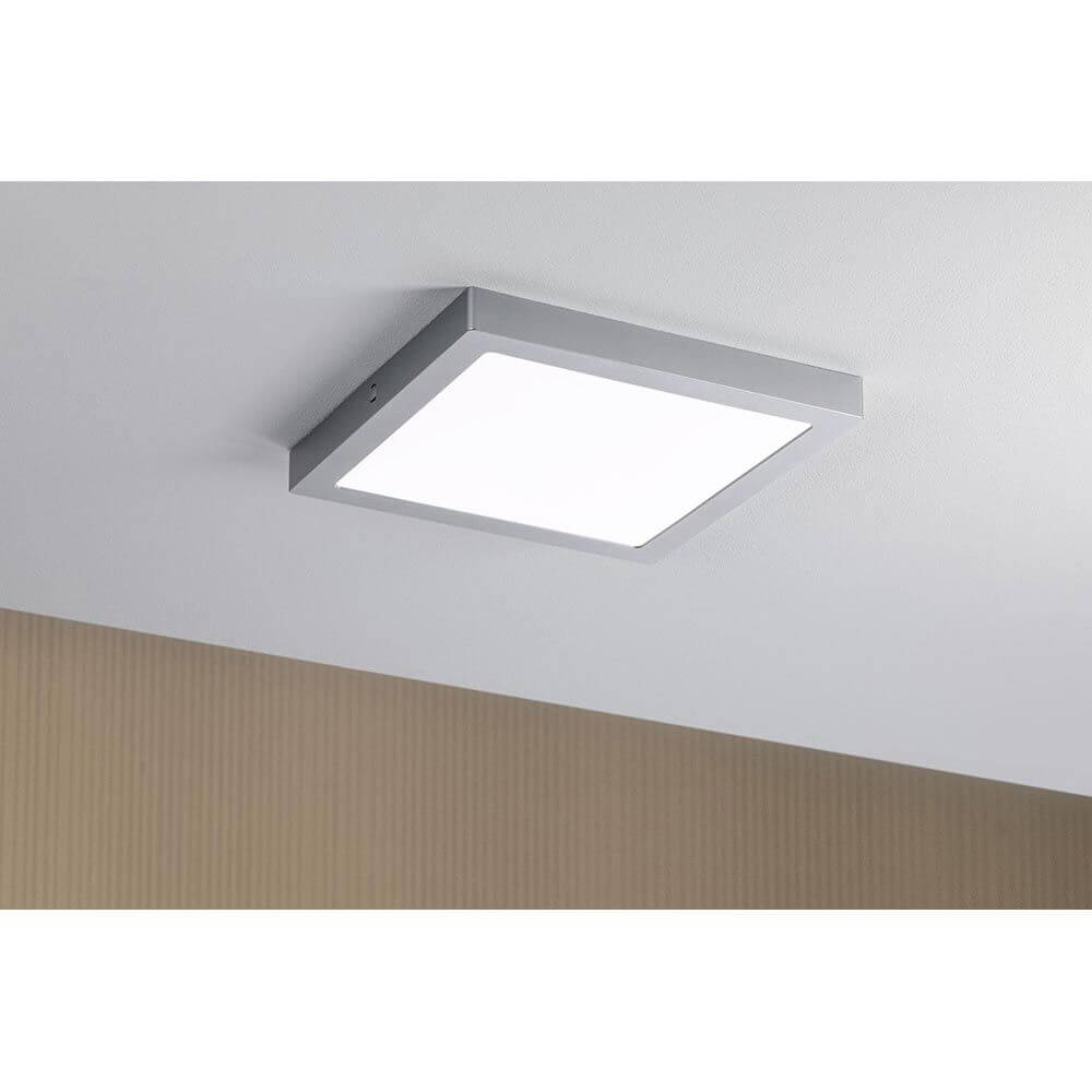 LED Panel Abia Eckig Satiniert, Chrom an Decke montiert mit geringer Bauhöhe und gleichmäßiger Lichtverteilung.