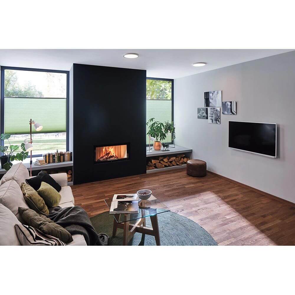 LED Panel Abia Rund Chrom-Matt Neutral-Weiß in modernem Wohnambiente mit Kamin und großzügiger Fensterfront.