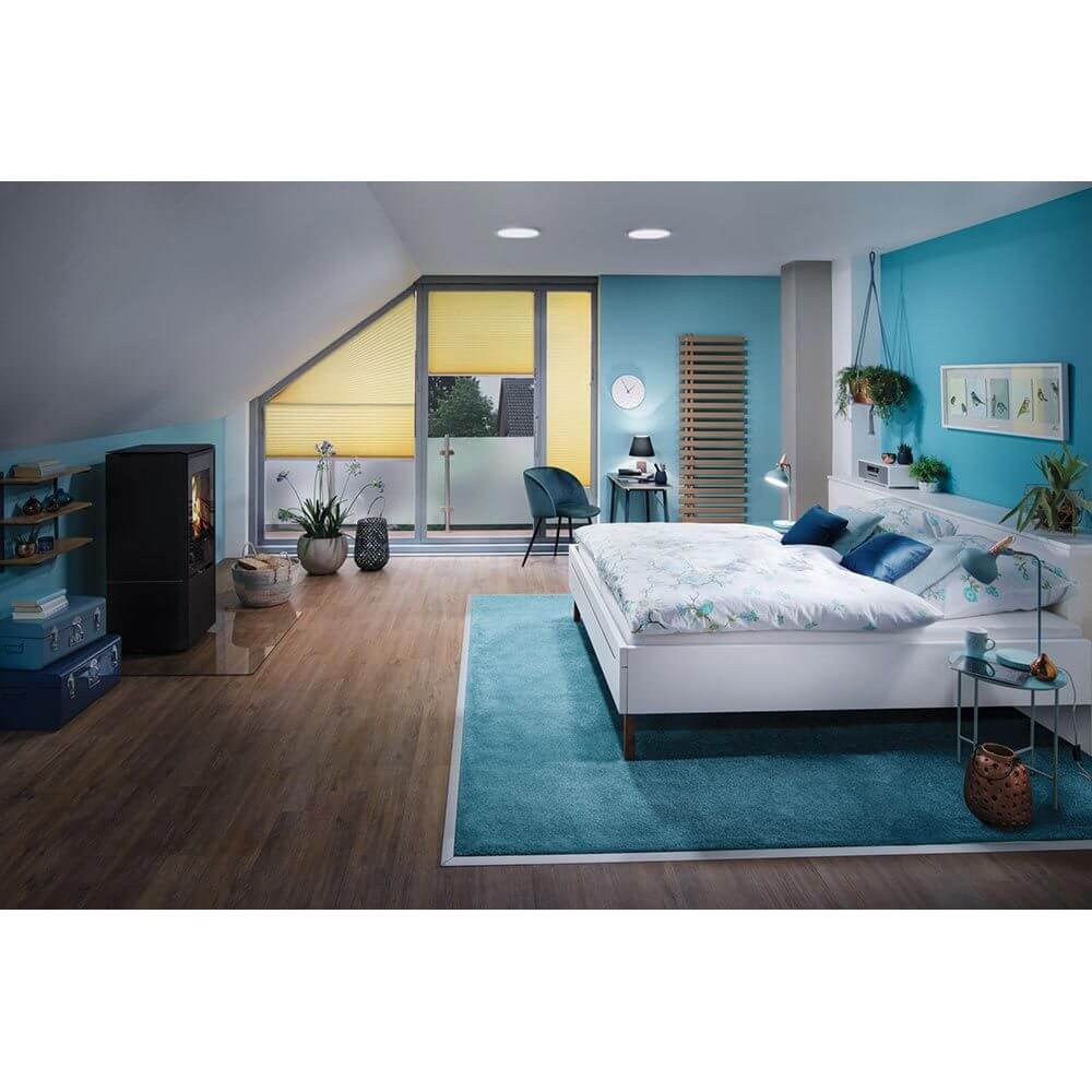 Schlafzimmer mit komfortablem Bett, teal Wänden, dekorativem Teppich und modernen Jalousien.