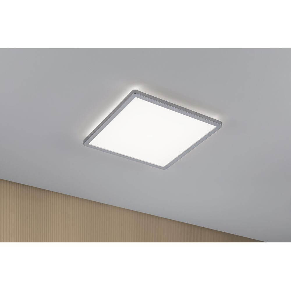 LED Panel Atria Shine Eckig Chrom-Matt an der Decke montiert mit warmweißem Licht.