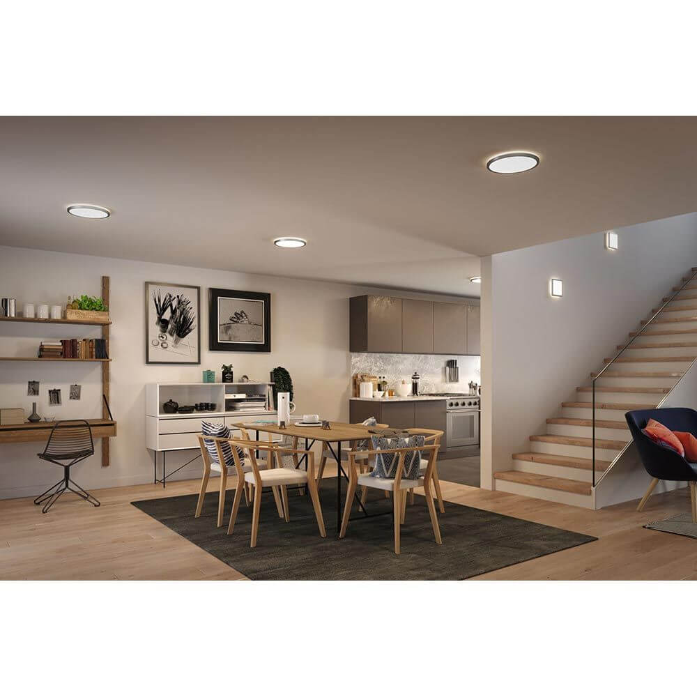 LED Panel Atria Shine 19 x 19cm Eckig Chrom-Matt in modernem Wohnbereich mit Esszimmertisch und Treppe.
