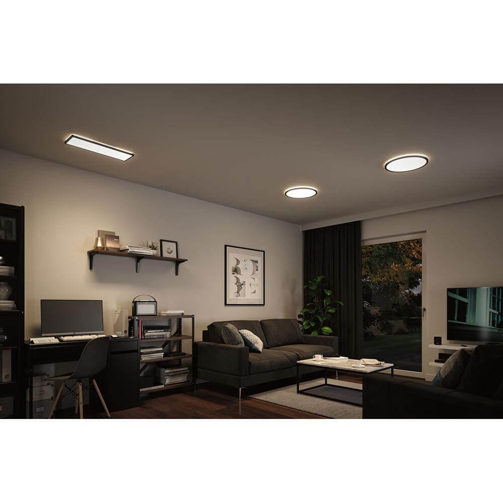 Moderne Wohnraumbeleuchtung mit LED Decken Panel Atria Shine in Schwarz und dimmbarem warmweißem Licht.