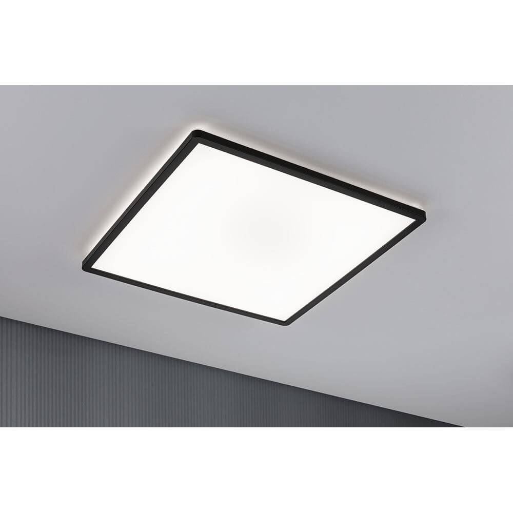 LED Panel Atria Shine Eckig Schwarz mit Stufen-Dimmer an der Decke montiert, warmweißes Licht.