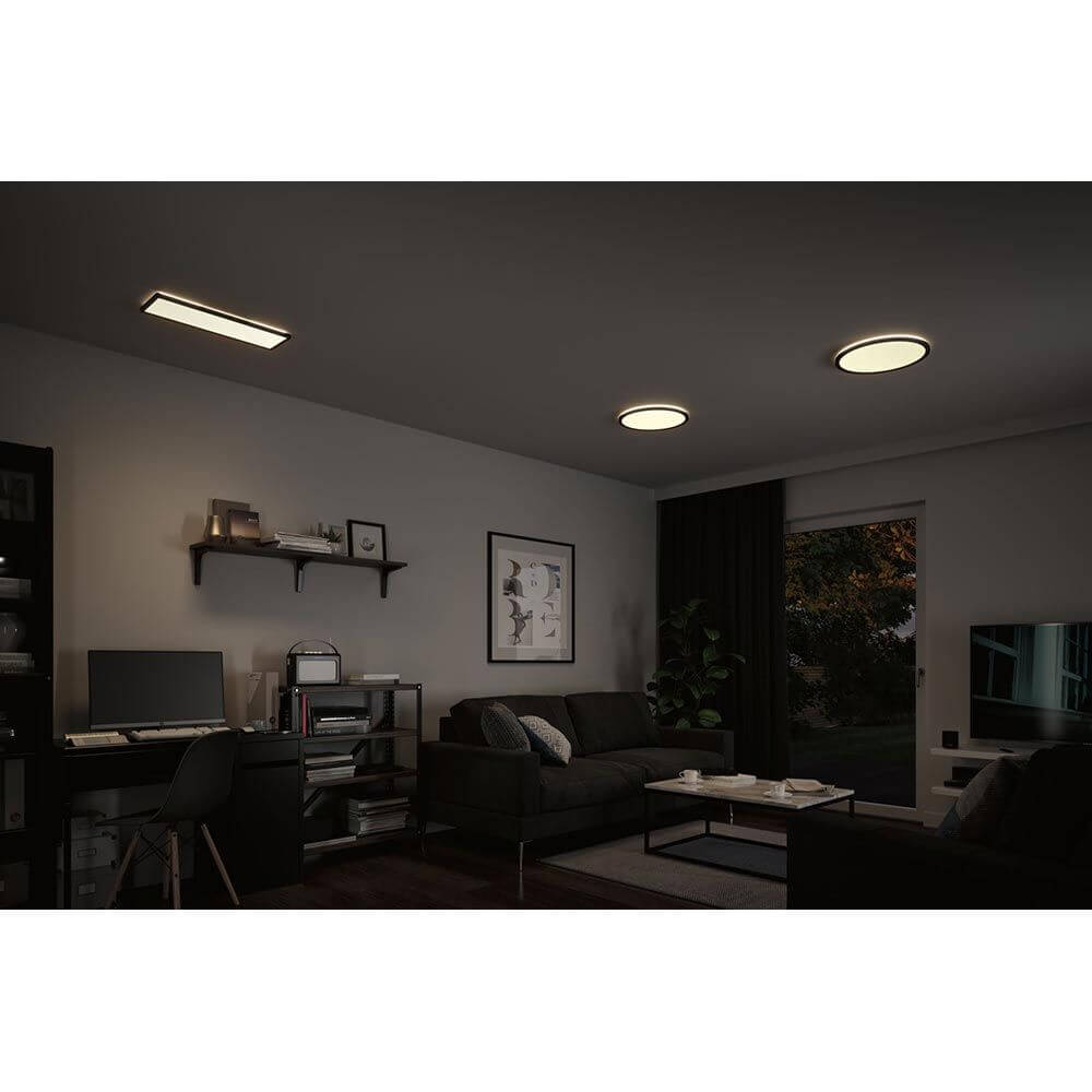LED Panel Atria Shine Eckig Schwarz mit Stufen-Dimmer in modernem Wohnraum, warmweiße Beleuchtung.