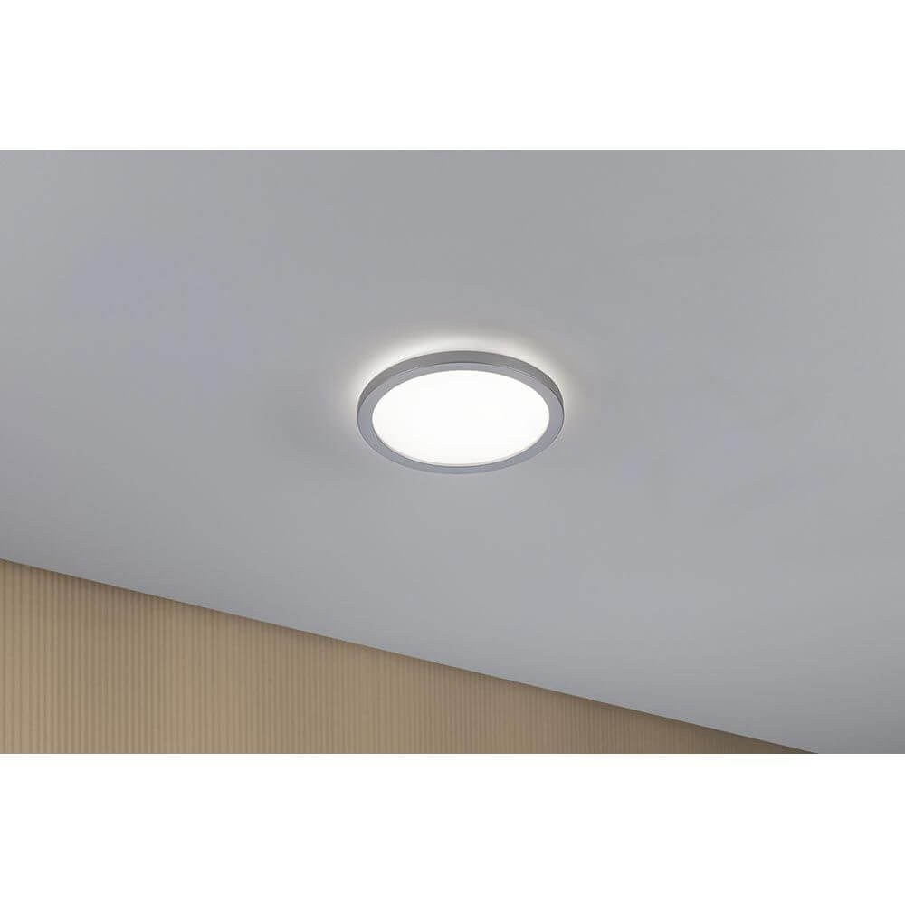 LED Panel Atria Shine Chrom-Matt Rund Ø 19cm an der Decke installiert, sorgt für warmweißes Licht und angenehme Atmosphäre.