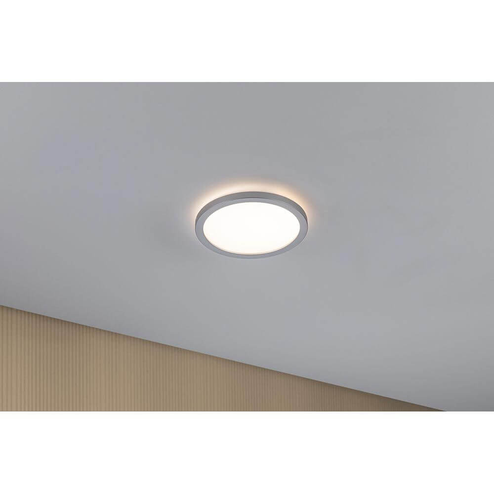 LED Panel Deckenlampe Atria Shine Ø 19cm Chrom-Matt in einem modernen Wohnraum installiert.