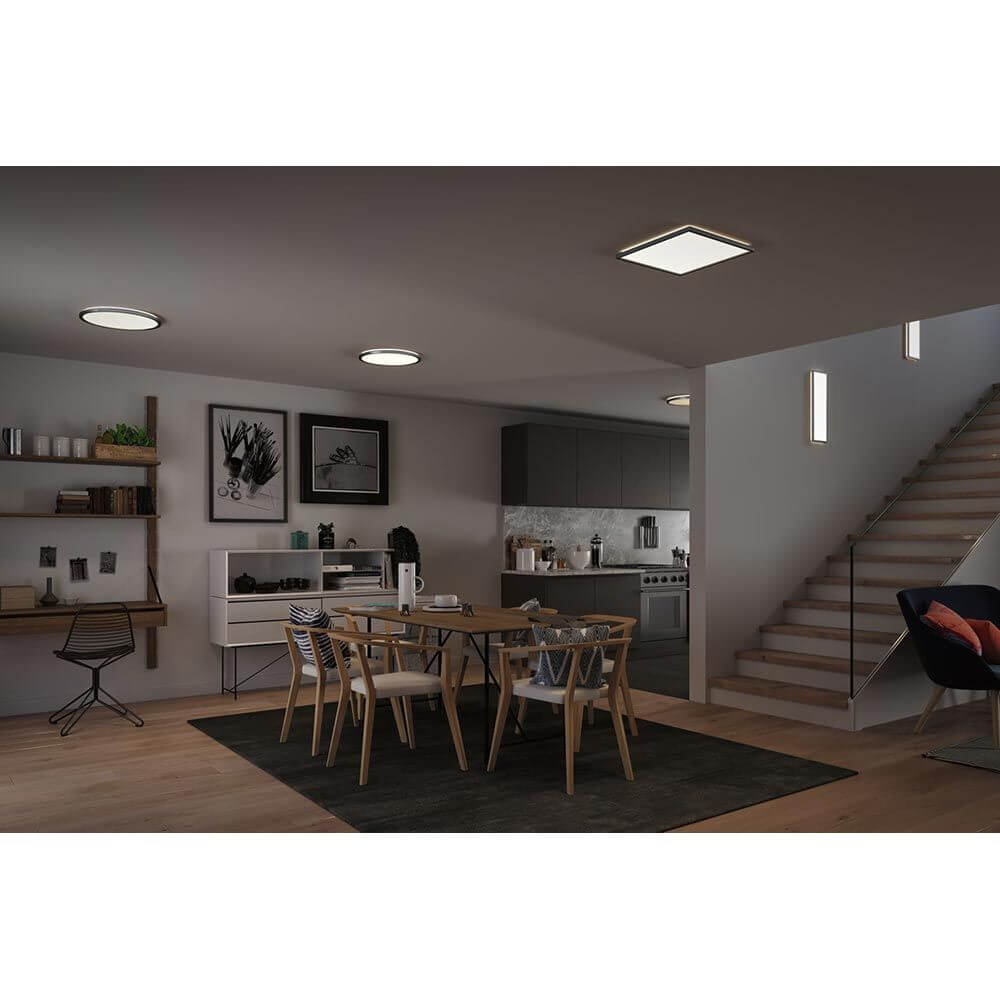 LED Panel Atria Shine Rund Chrom-Matt 3 Stufen-Dimmer in modernem Wohnraum mit Esstisch und Treppe.