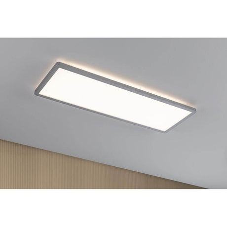LED Panel Stufen-Dimmer Atria Shine Chrom-Matt an Decke installiert, warmweiße Beleuchtung für Wohnräume.