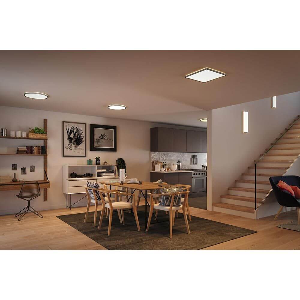 LED Panel Atria Shine in einem stilvollen Esszimmer, bietet warmes Licht und dimmbare Funktion.