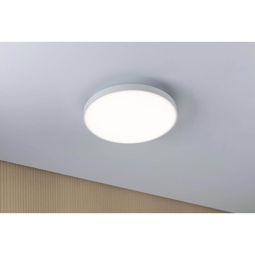 LED Panel Deckenleuchte Velora Ø 30cm an der Decke montiert mit flächigem Raumlicht.