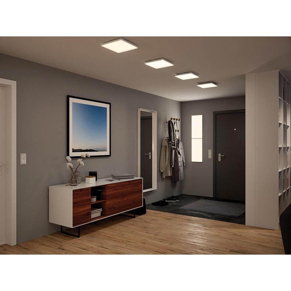 LED Decken und Wand Panel Velora Weiß-Matt in modernem Flur mit Holzfußboden und stilvollem Möbelstück.