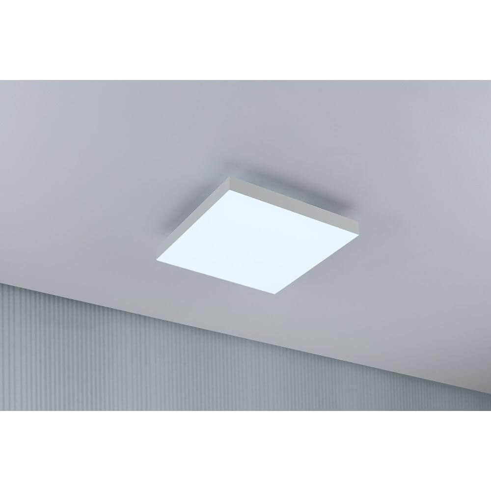 LED Panel Velora Rainbow CCT-Dimmbar 29x29cm an einer Decke montiert, strahlt helles Licht aus.