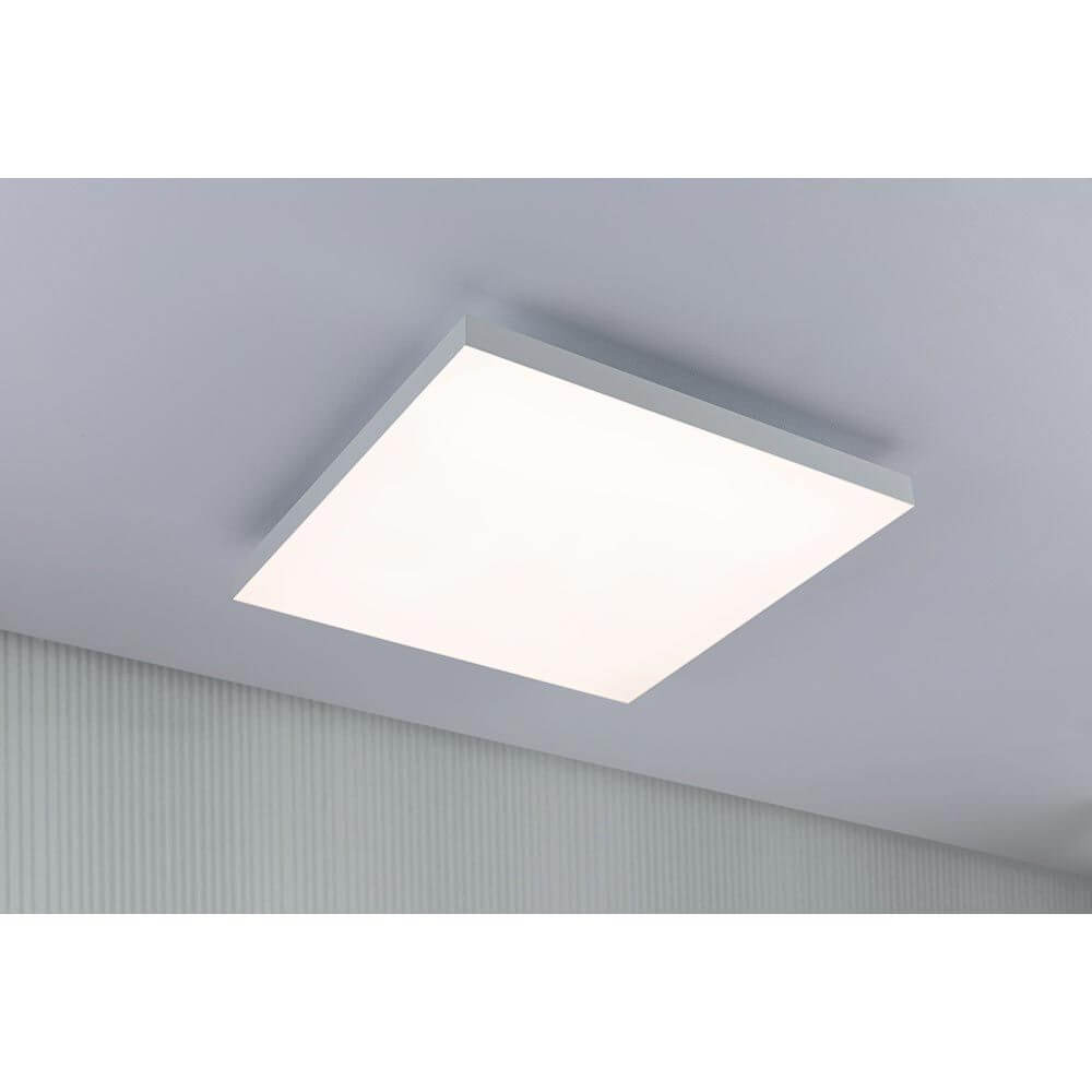 LED Panel Velora Rainbow RGBW Dynamisch 45x45cm an der Decke installiert, strahlt warm- und tageslichtweißes Licht aus.