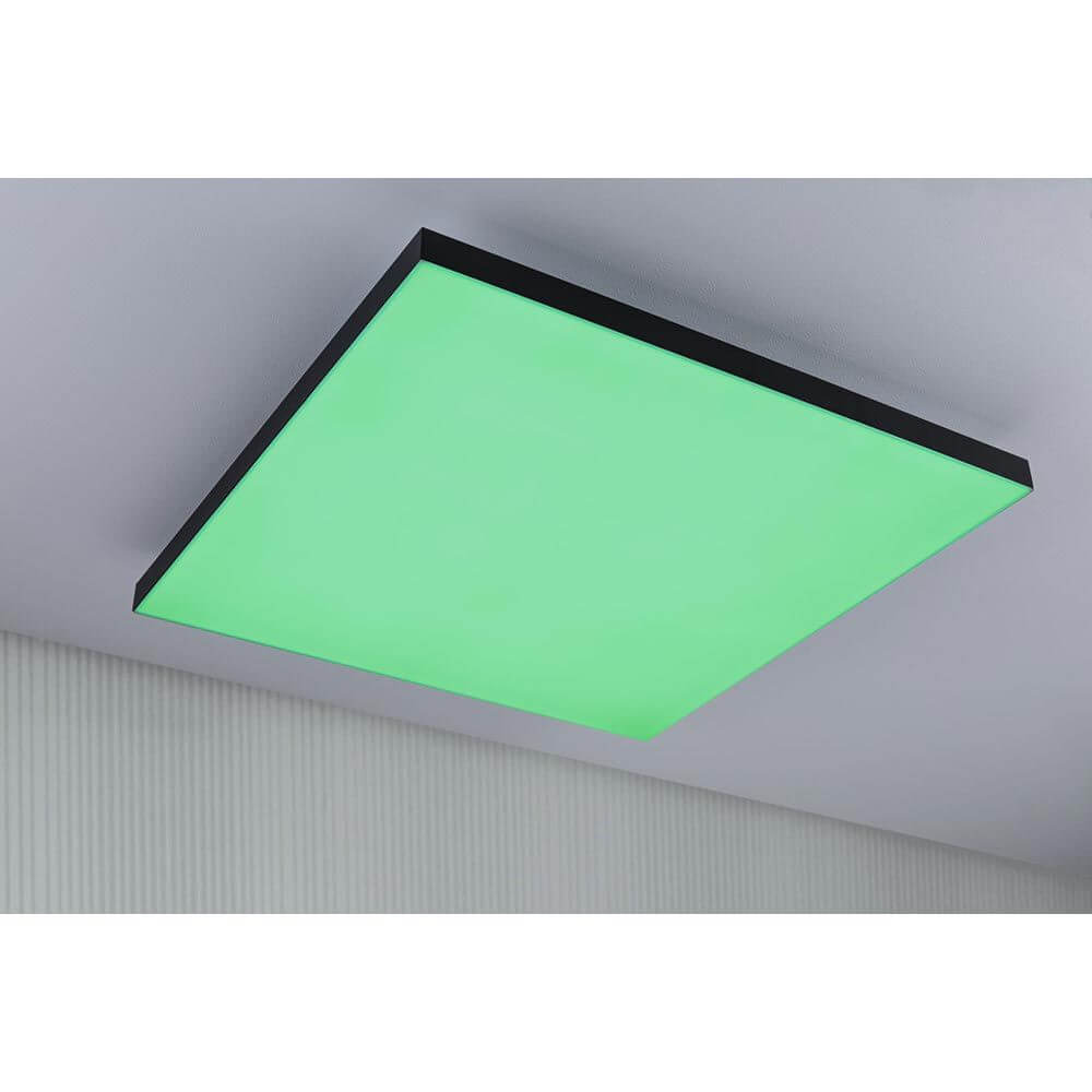 LED Panel Velora Rainbow RGBW Dynamisch Schwarz mit grünem Licht auf einer Decke.