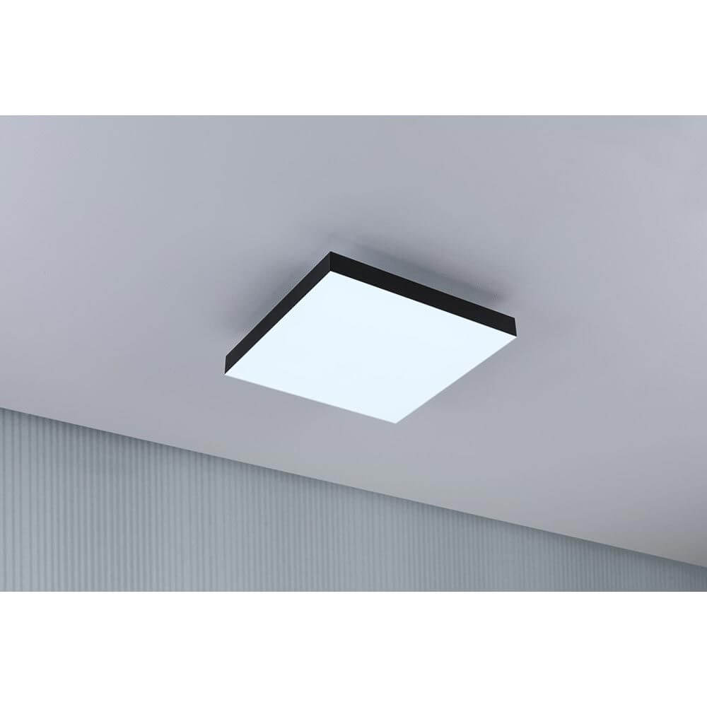 LED Panel Velora Rainbow RGBW Dynamisch 29x29cm in schwarzem Design, montiert an der Decke, erzeugt spektakuläre Lichteffekte.