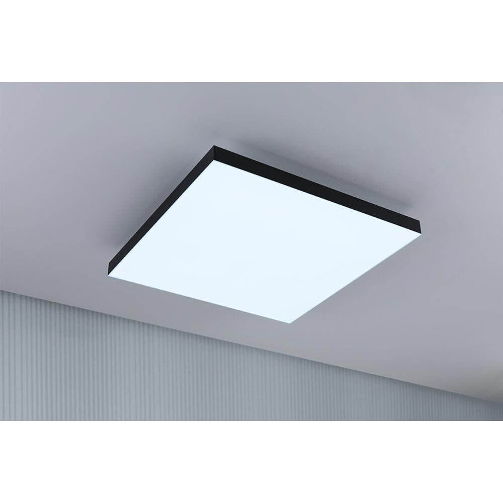 LED Panel Velora Rainbow RGBW Dynamisch Quadratisch Schwarz montiert an der Decke, bietet modernes, dynamisches Licht.
