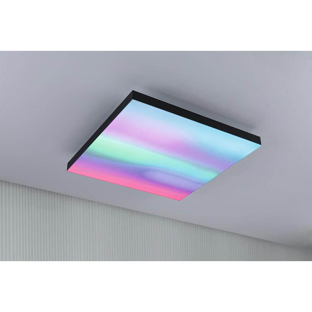 LED Panel Velora Rainbow RGBW Dynamisch Quadratisch Schwarz zeigt spektakuläre Lichteffekte in einem modernen Raum.