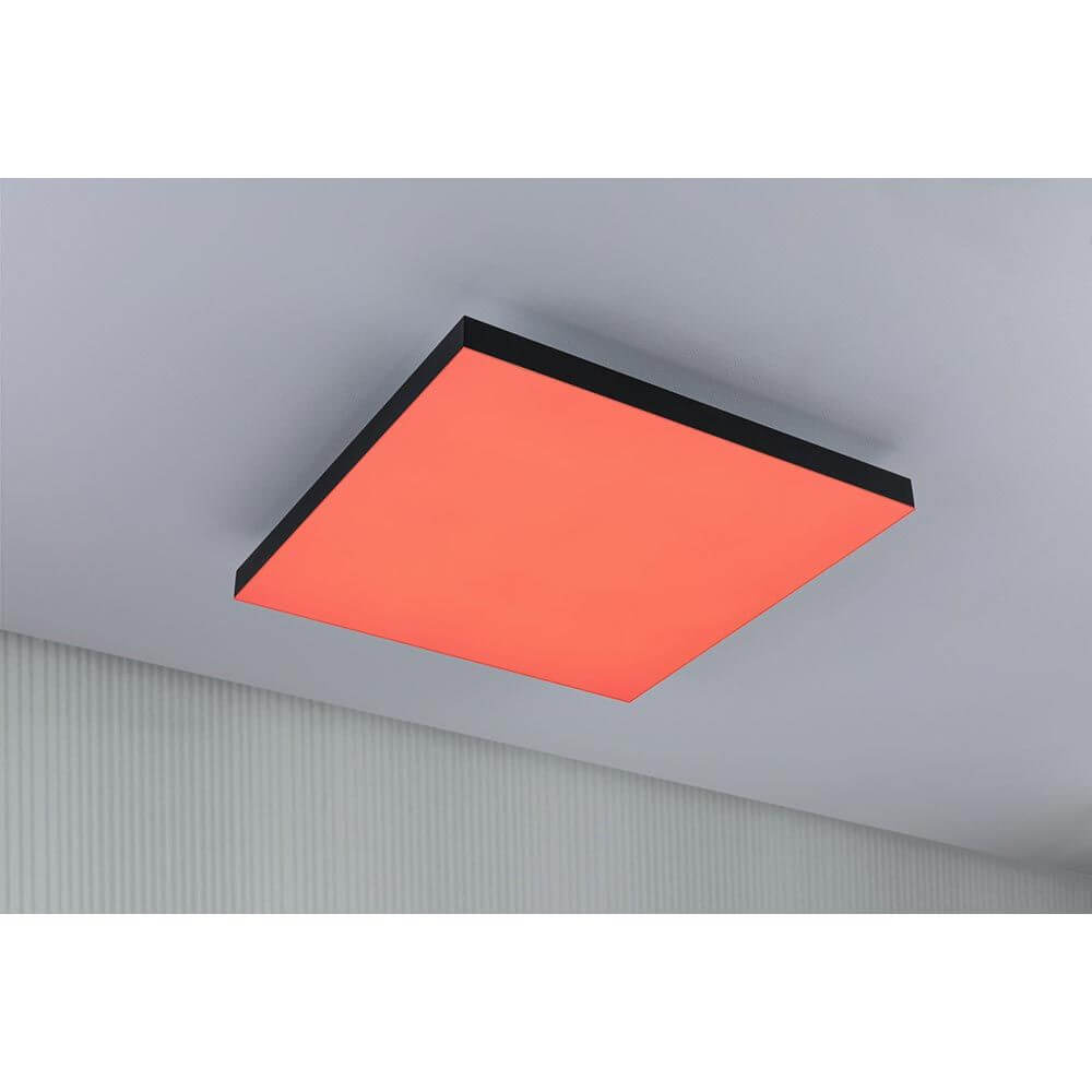 LED Panel Velora Rainbow RGBW Dynamisch Quadratisch Schwarz in roter Farbgebung an einer Decke.