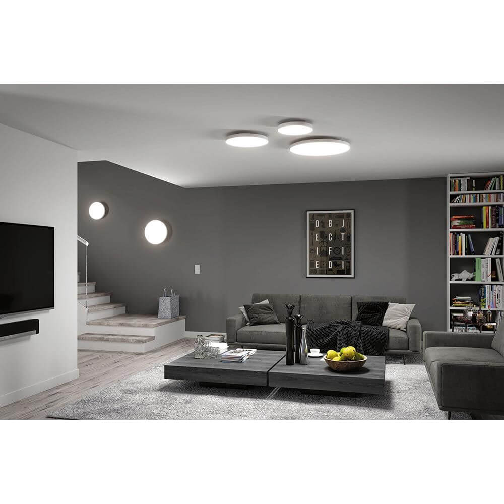 LED Panel Velora Dim-to-Warm Weiß in modernem Wohnraum mit Deckenmontage und stilvollem Interieur.