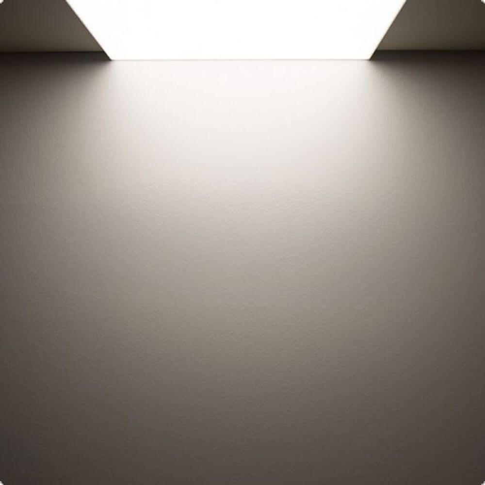 LED Panel rahmenlos 600 Neutralweiß Dimmbar 5100lm Weiß strahlt blendfreies Licht auf eine Wand.