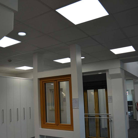 LED Panel rahmenlos 600 Neutralweiß Dimmbar 5100lm Weiß in moderner Büroeinrichtung mit blendfreiem Licht.