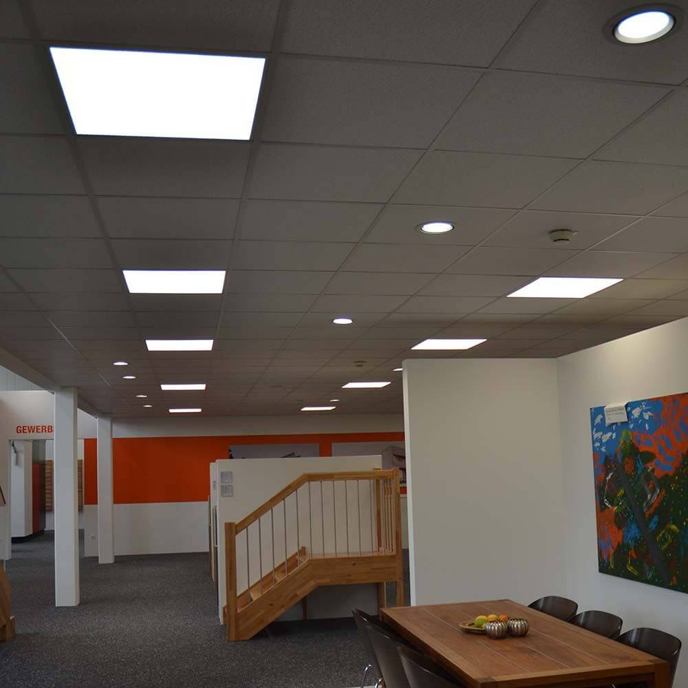 LED Panel rahmenlos 600 Neutralweiß Dimmbar 5100lm Weiß installiert in einem modernen Büro.
