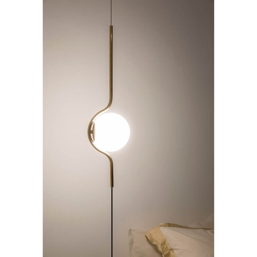 LED Pendel-Stehlampe LE VITA 6W 2700K Goldfarben an einer Wand, stilvoll beleuchtet.