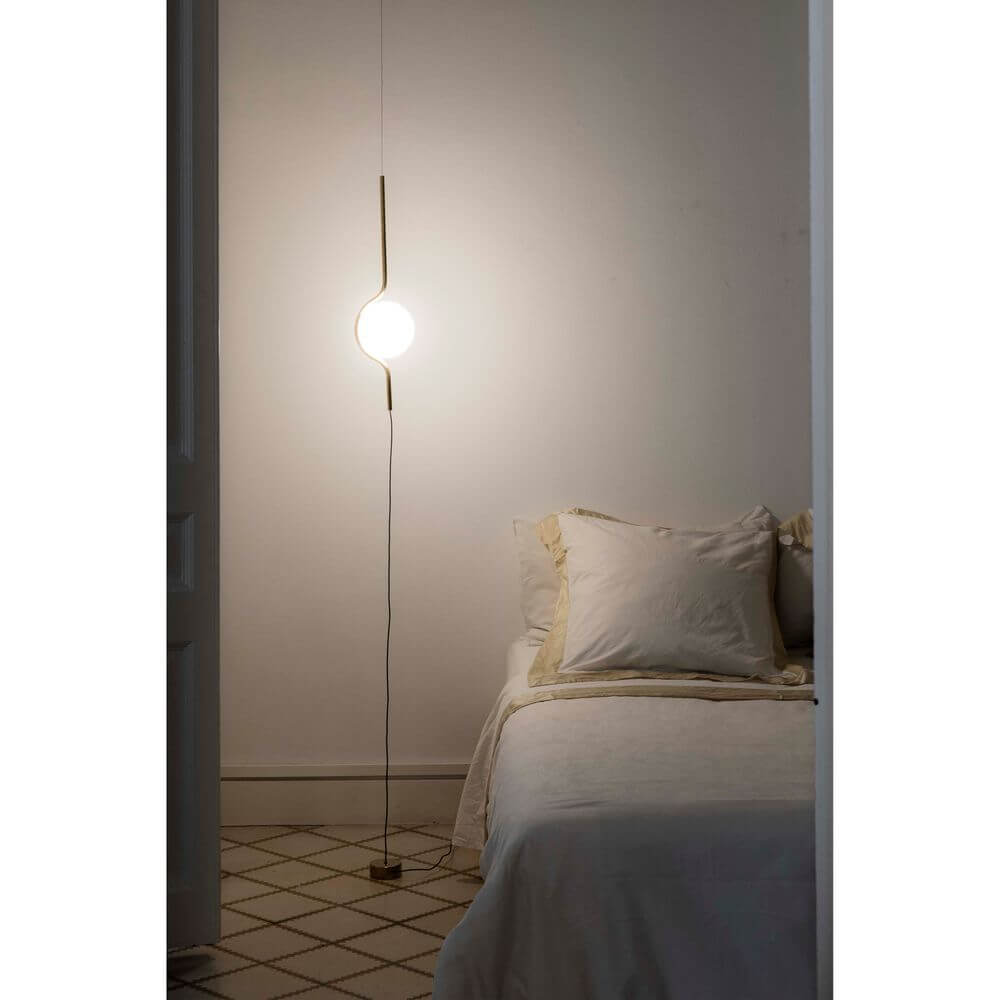 LED Pendel-Stehlampe LE VITA 6W 2700K Goldfarben neben einem Bett in einem modernen Schlafzimmer.