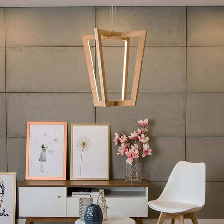 LED Pendellampe Leif 2520lm Eiche-Geölt in modernem Wohnraum mit Pflanzen und Bildern.