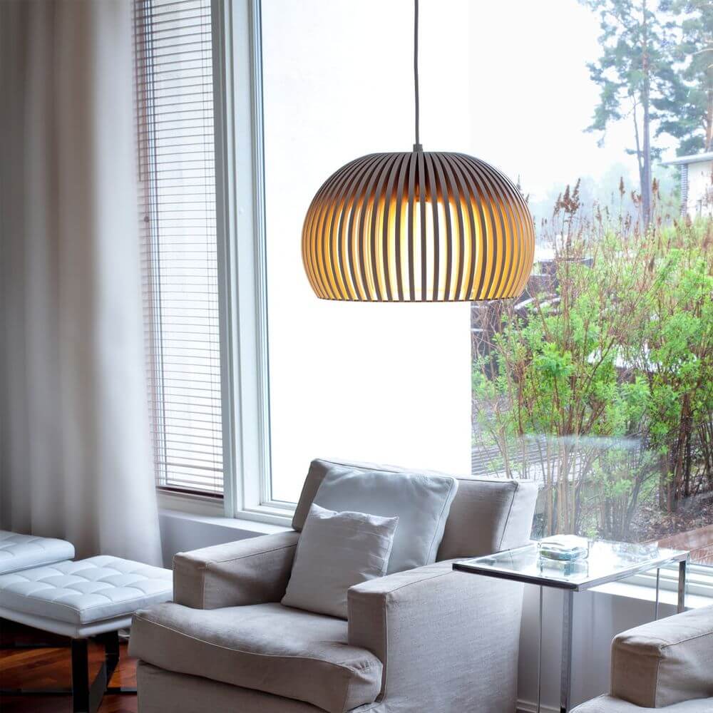 LED Pendelleuchte Atto 5000 aus Holz Ø 34cm im modernen Wohnraum über einem Tisch