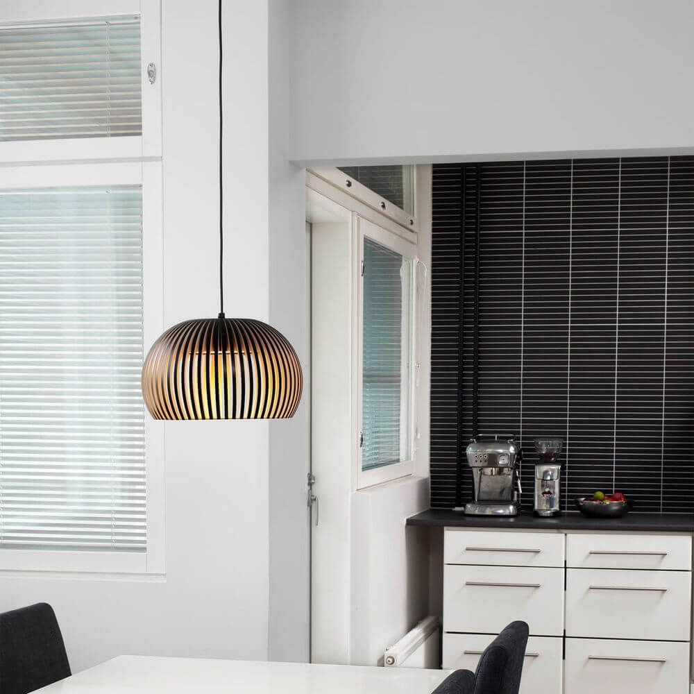 LED Pendelleuchte Atto 5000 aus Holz Ø 34cm in modernem Küchenambiente