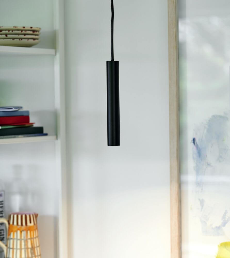 LED Pendelleuchte Omari in minimalistischem Design, hängend im modernen Wohnraum.