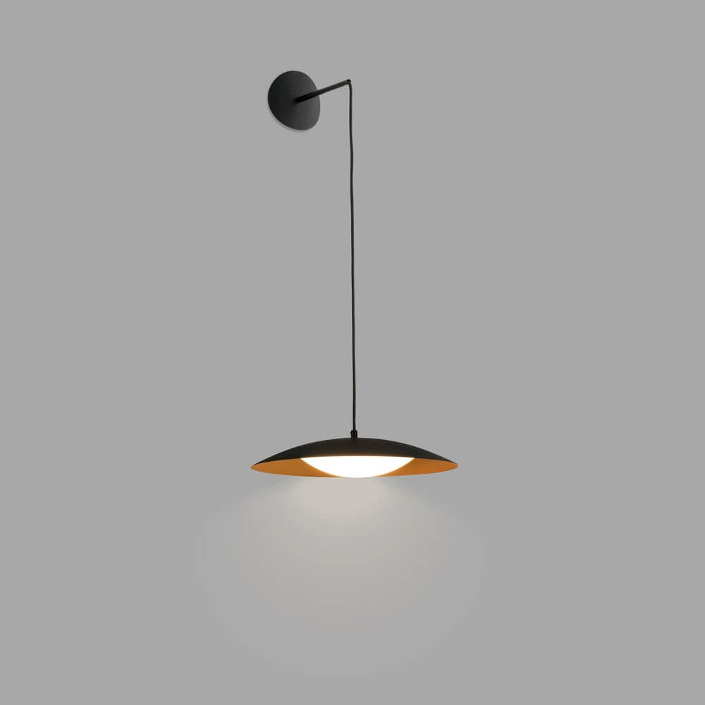 LED Pendelleuchte SLIM Schwarz, Goldfarben in modernen Innenräumen.