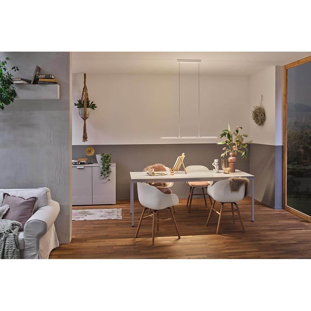 LED Pendelleuchte Smart Home Bluetooth Lento Weiß in modernem Esszimmer mit hellen Möbeln.