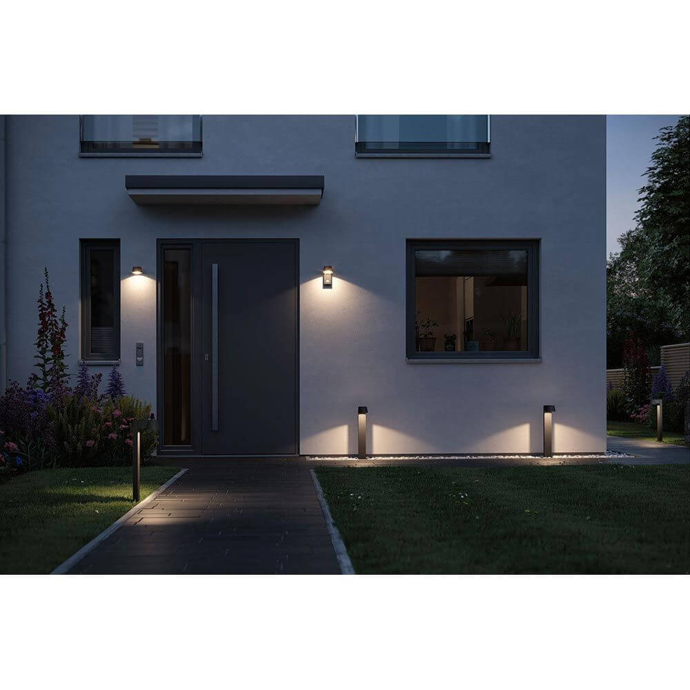 LED Pollerleuchte Capea Anthrazit Aluminium beleuchtet Eingangsbereich bei Nacht.