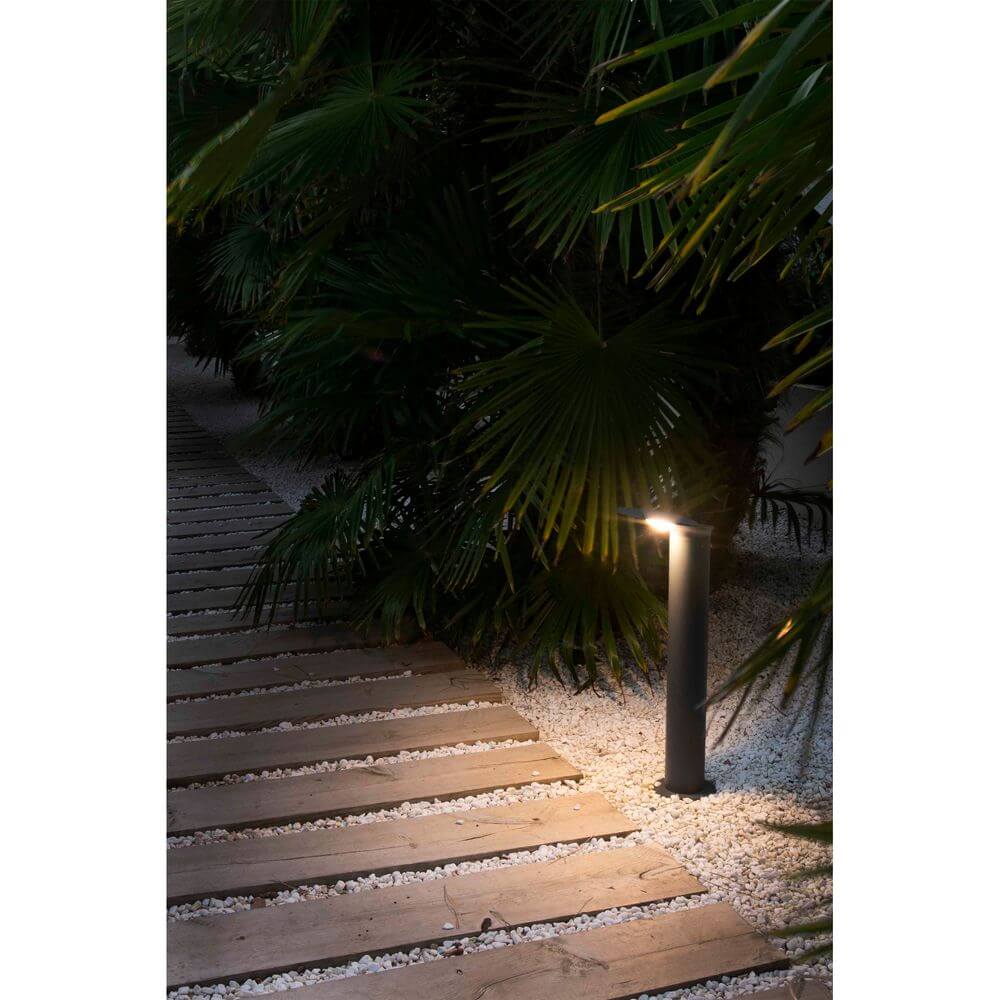 LED pullertbelysning Lotus 65 cm 18W 3000K IP65 mørkegrå langs en hagegang.