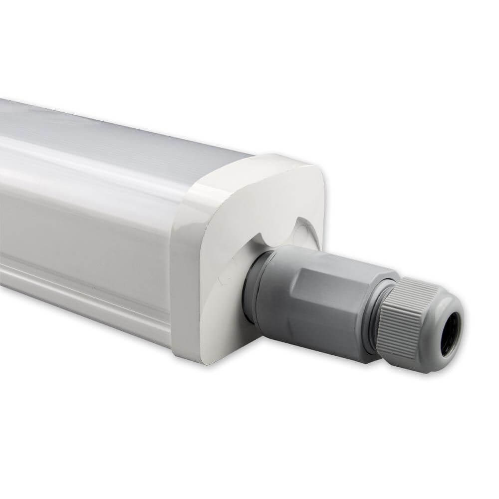 Nahaufnahme der LED Profi Linienleuchte mit robustem Kunststoffgehäuse und Schutzfunktion IP66.
