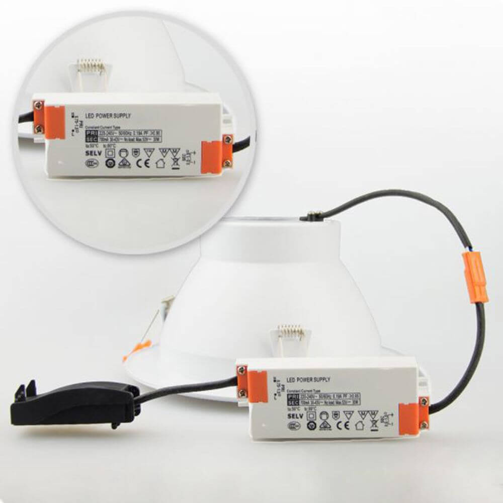 LED-Antrieb für Downlight Reflektor mit technischem Aufdruck und Anschlussdetails