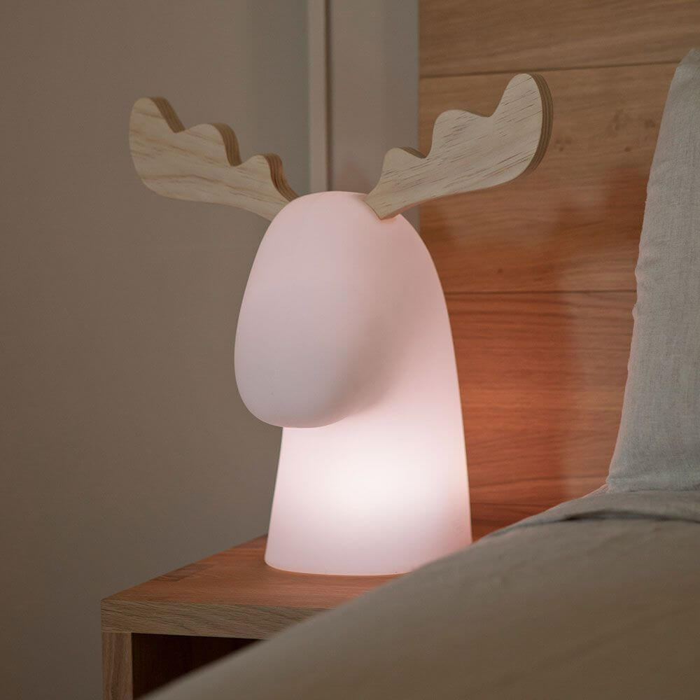 LED Rentier Rudy Akku + Solar IP65 auf Nachttisch mit sanftem Licht, dekorativ für Wohn- und Kinderzimmer.