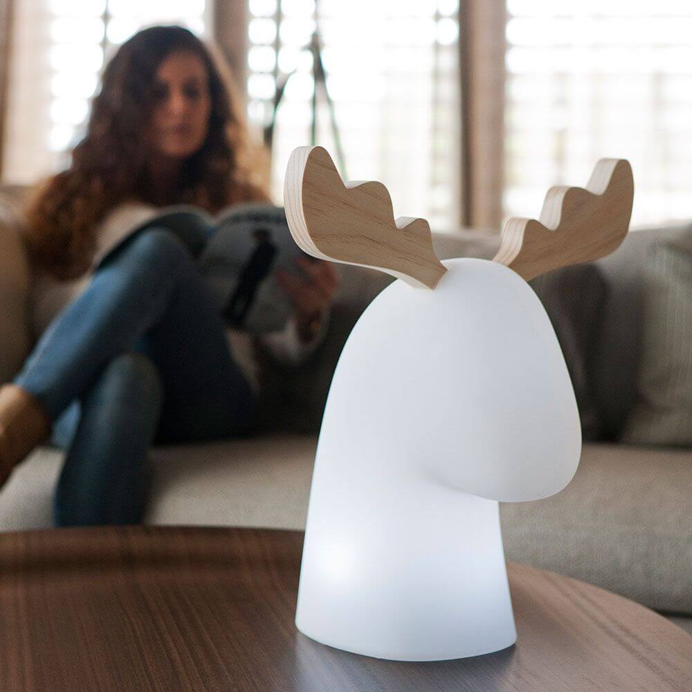 LED Rentier Rudy Akku + Solar IP65 auf einem Tisch, ideales Nachtlicht für Kinderzimmer und Wohnräume.