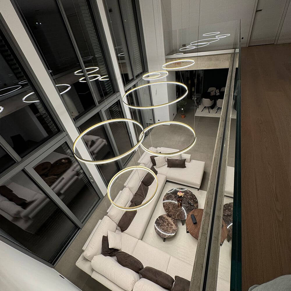 s.luce LED Ring Pendelleuchte rund Direkt oder Indirekt über elegantem Wohnzimmer mit Sofalandschaft.