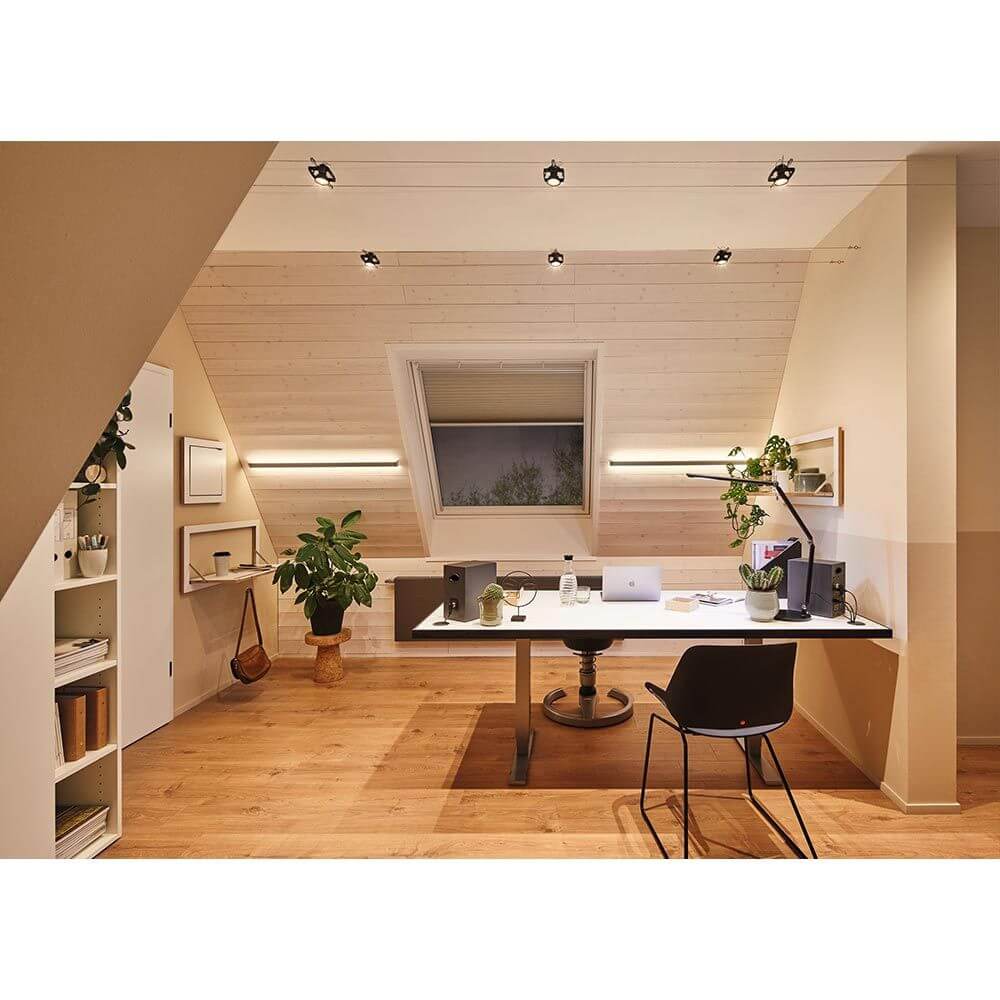 Modernes Home-Office mit LED-Beleuchtung, Schreibtisch, Stuhl und Pflanzen im skandinavischen Stil.
