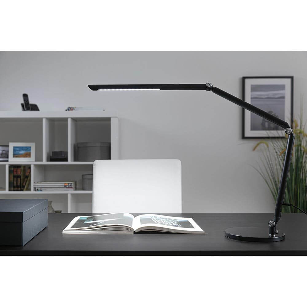 LED Schreibtischleuchte FlexBar in Schwarz mit Flexarm und Touchdimmer auf einem modernen Schreibtisch.