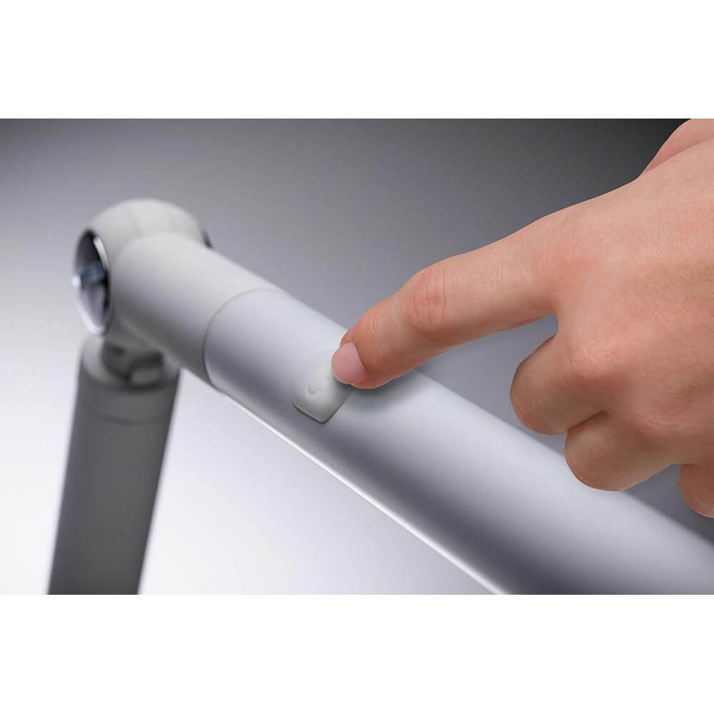 Nahaufnahme eines Fingers, der den Touchdimmer der LED Schreibtischleuchte FlexBar Weiß betätigt.