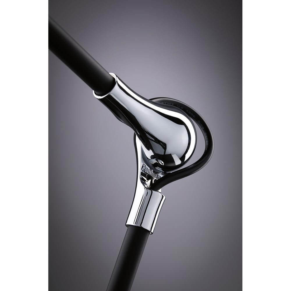 Detailaufnahme des schwenkbaren Gelenks einer LED Schreibtischlampe für optimale Positionierung.