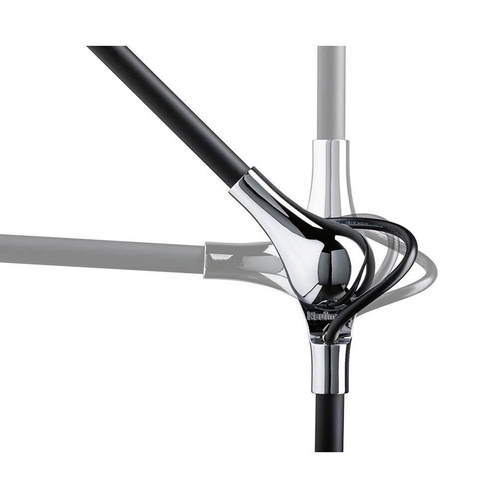 Detailaufnahme des Gelenks einer LED Schreibtischlampe, verchromt und schwarz, für präzise Positionierung.