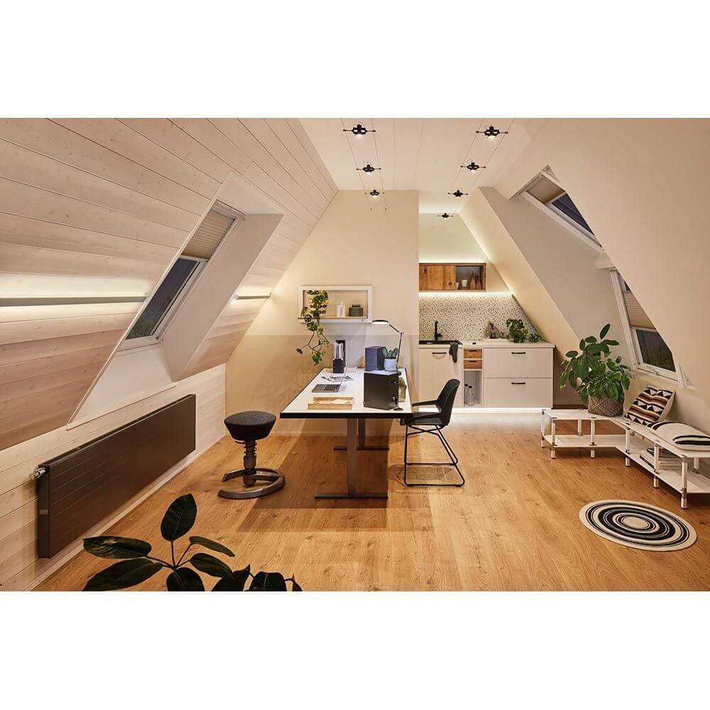 Modernes Arbeitszimmer mit Holzdetails, Schreibtischlampe und Pflanzen, ideal für ein inspirierendes Arbeitsumfeld.