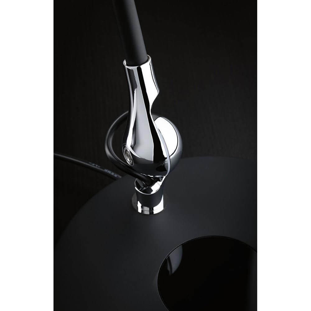 Detailansicht der LED Schreibtischlampe Numis mit chromatischem Fuß und schwarzem Sockel.