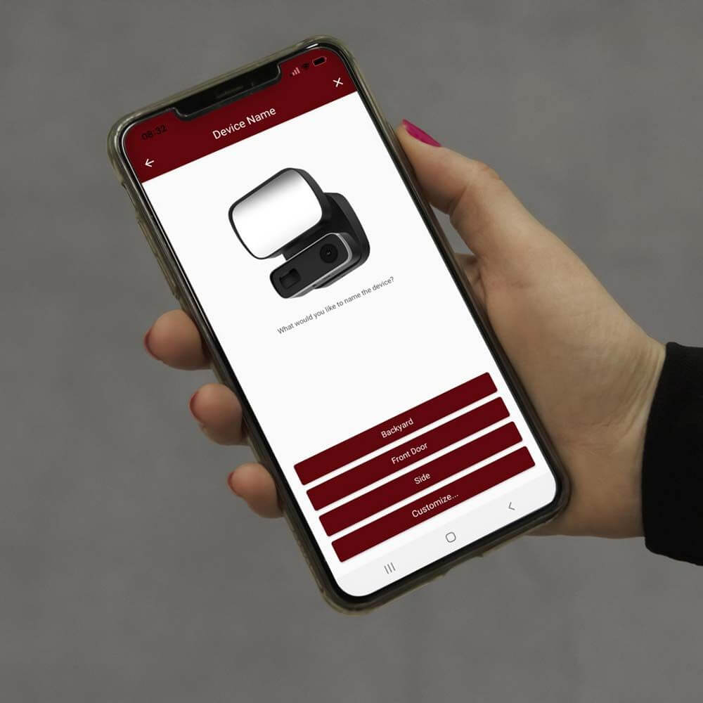 Smartphone zeigt Steuerung der LED Smartlight Wandleuchte mit Kamera und Lautsprecher.